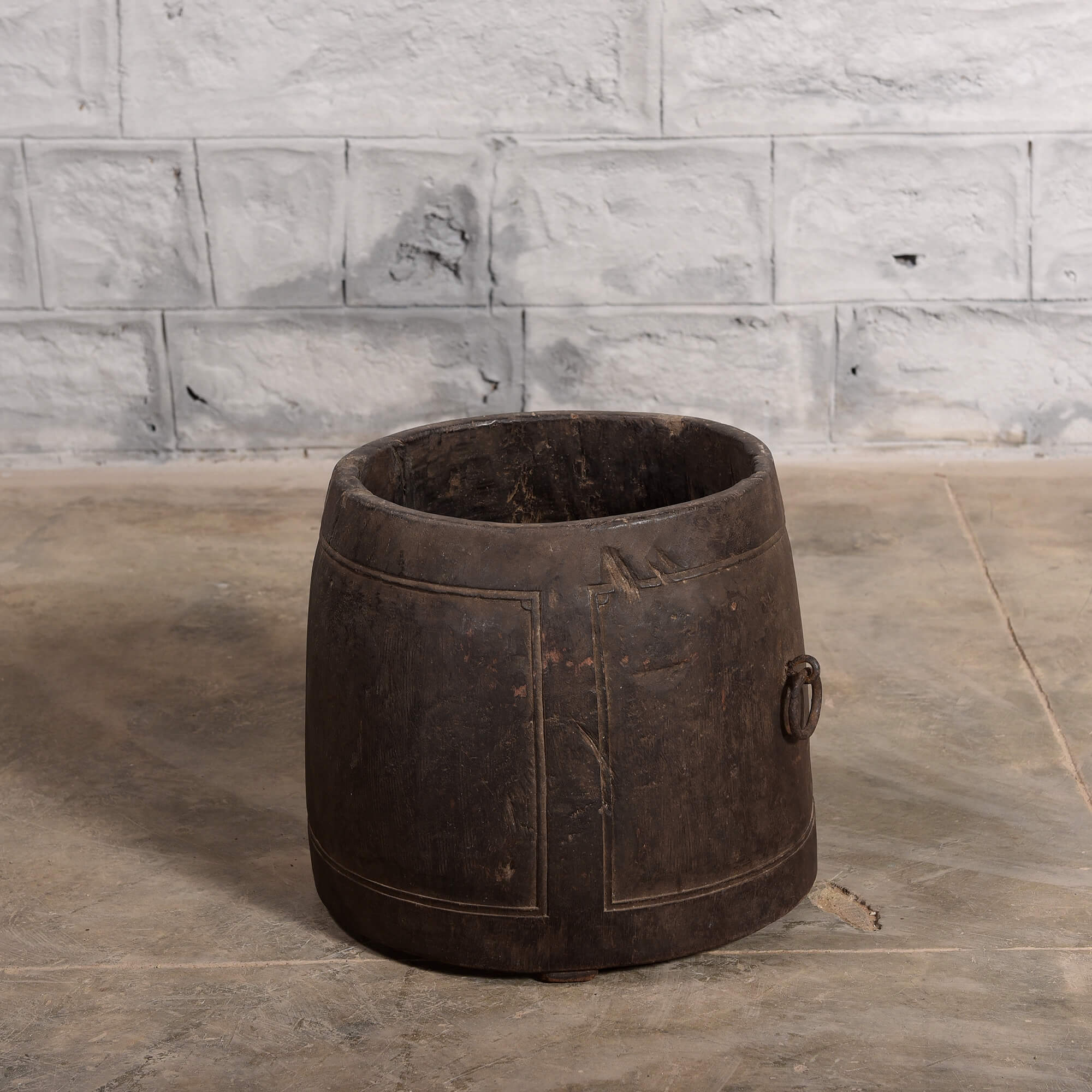 Discover our big assortment of vintage pots and vases in wood