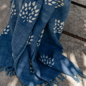 Close-up of indigo blue handwoven cotton throw with white block print floral pattern — Soulosofie Mallorca
