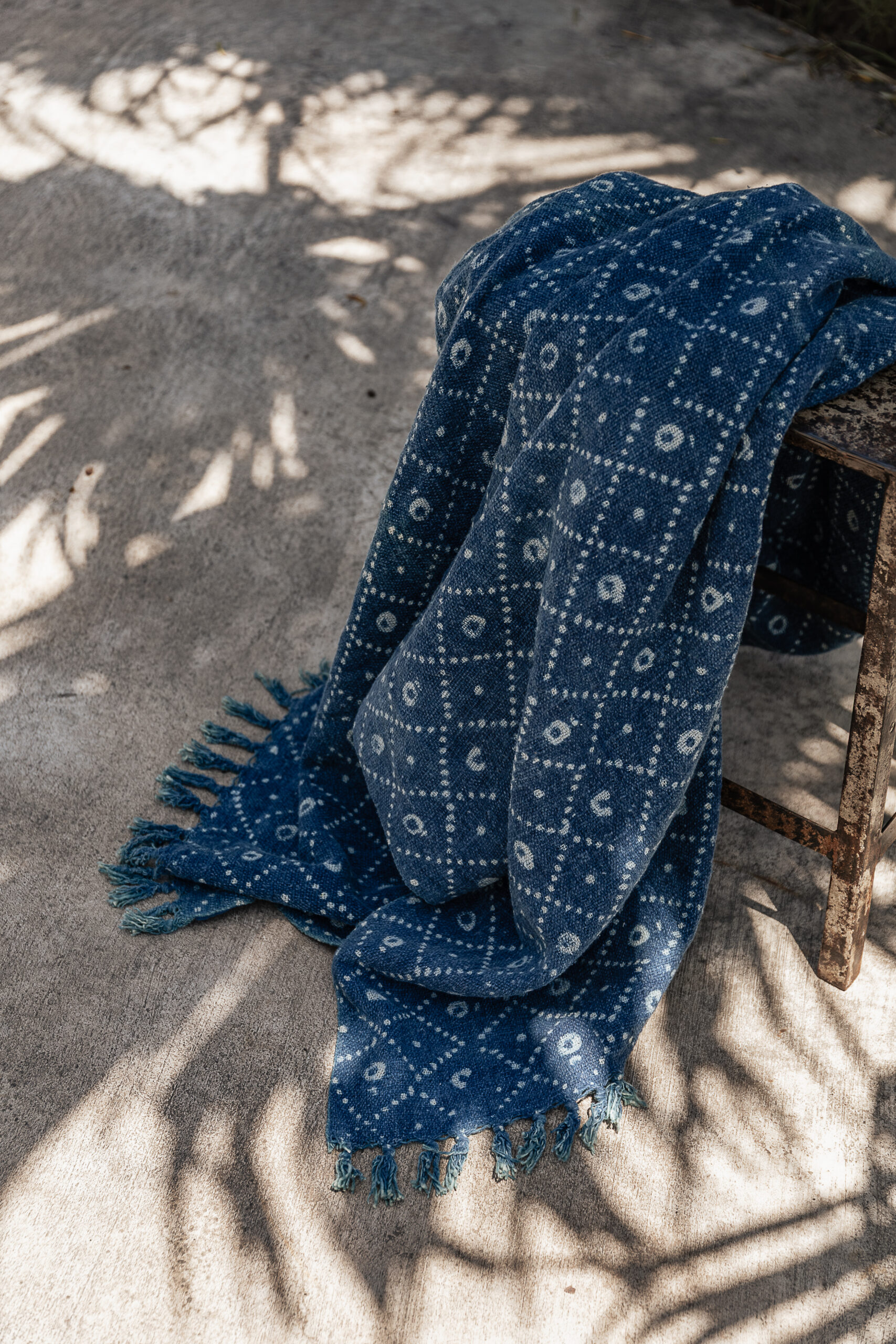 Indigo blue hand printed cotton throw with geometric dot pattern and fringe trim — Soulosofie Mallorca