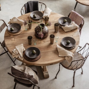 Reclaimed wood round dining table 137cm styled with vintage iron chairs and handmade ceramics — Soulosofie Mallorca