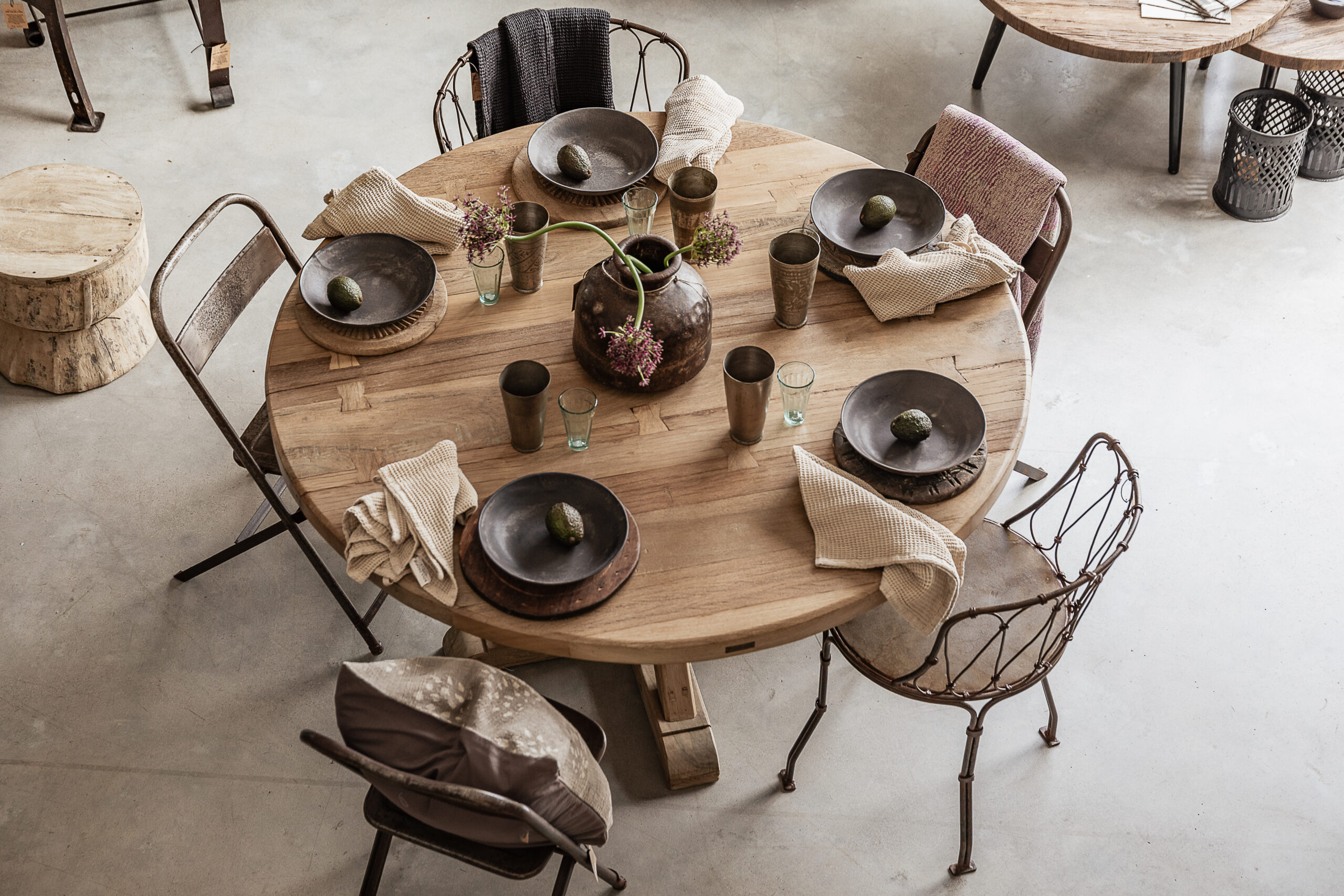 Reclaimed wood round dining table 137cm styled with vintage iron chairs and handmade ceramics — Soulosofie Mallorca