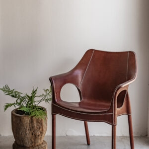 Handmade cognac leather armchair with sculptural cutout back and contrast stitching by Sol y Luna, Spain — Soulosofie Mallorca