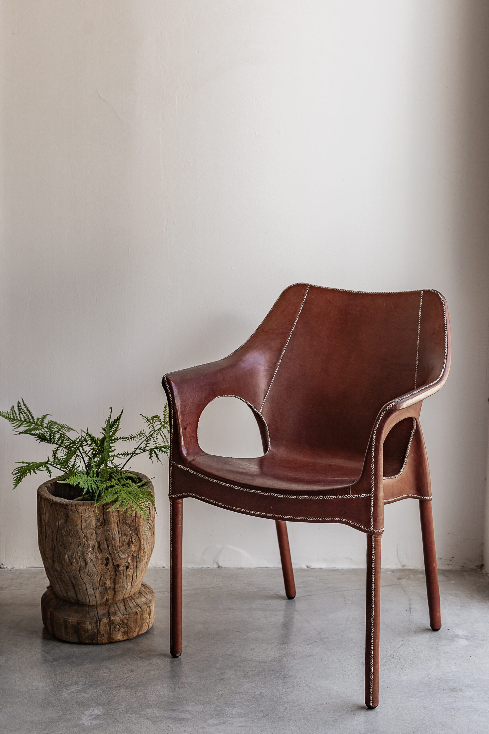 Handmade cognac leather armchair with sculptural cutout back and contrast stitching by Sol y Luna, Spain — Soulosofie Mallorca
