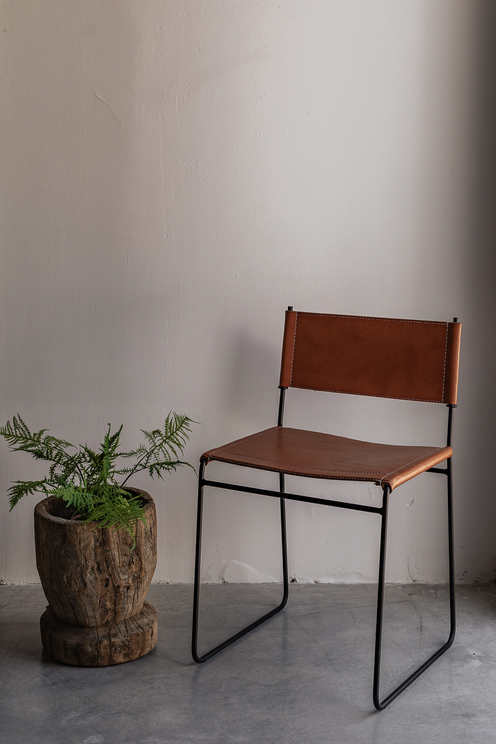 Handmade black leather dining chair with iron frame and contrast stitching by Sol y Luna, Spain — Soulosofie Mallorca