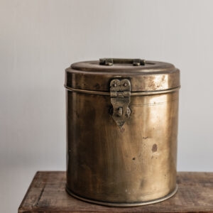 Vintage brass Bharani storage container with hinged lid and decorative clasp, warm patina finish — Soulosofie Mallorca