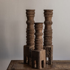 Set of three vintage hand-carved wood pillar candleholders with ringed column detail and sculptural base — Soulosofie Mallorca