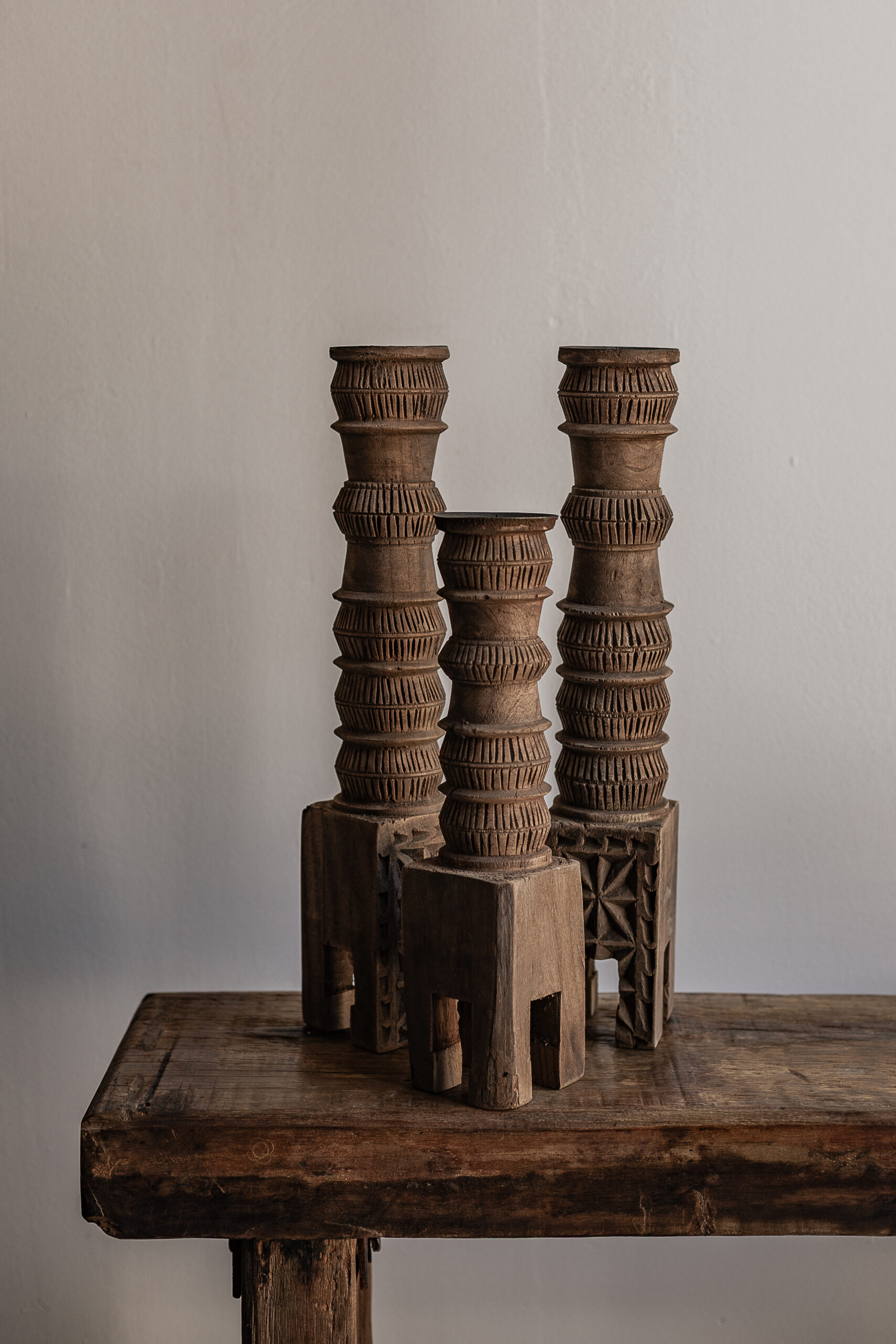 Set of three vintage hand-carved wood pillar candleholders with ringed column detail and sculptural base — Soulosofie Mallorca