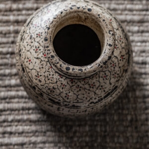 Vintage iron handpainted floral pot with black and red flower detail on cream background — Soulosofie Mallorca