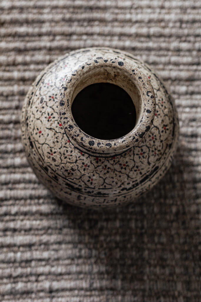 Vintage iron handpainted floral pot with black and red flower detail on cream background — Soulosofie Mallorca