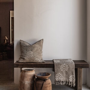 Vintage reclaimed wood bench in dark finish, styled with hand printed linen cushion and matching throw — Soulosofie Mallorca