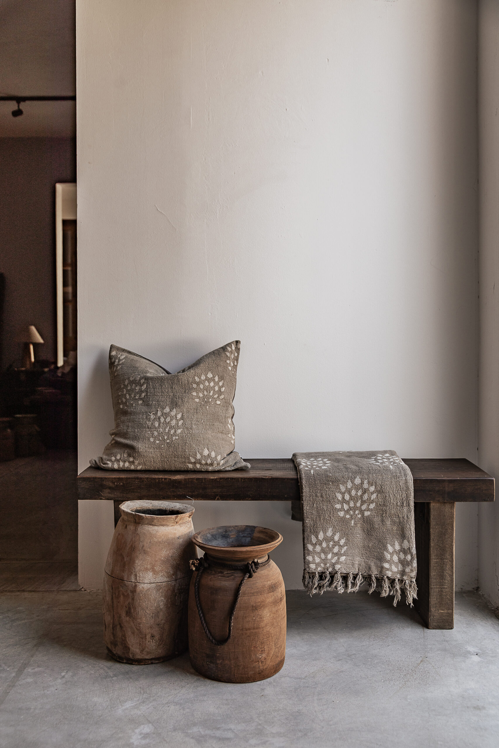 Vintage reclaimed wood bench in dark finish, styled with hand printed linen cushion and matching throw — Soulosofie Mallorca