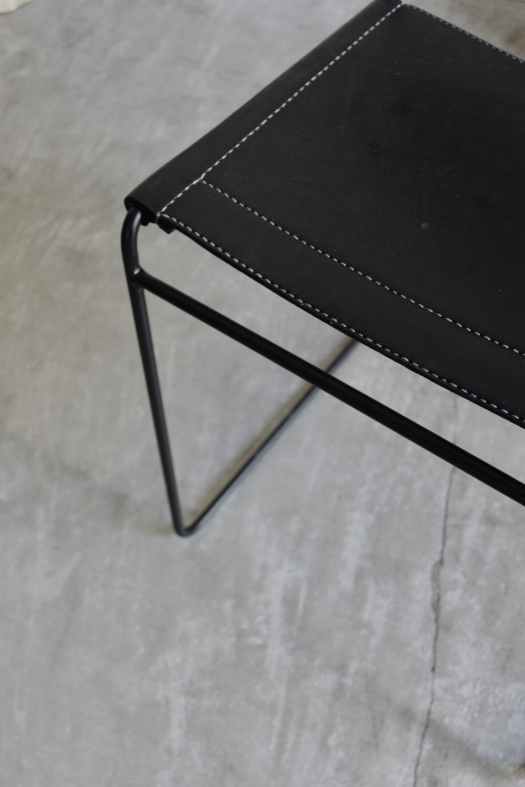 Natural Leather Dining Chair with iron legs – YVATÉ black - Image 3