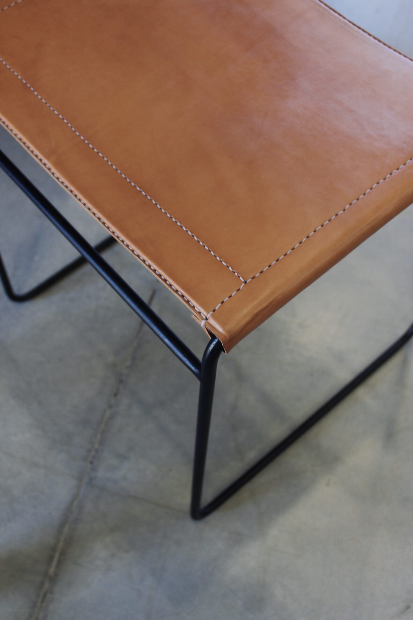 Natural Leather Dining Chair with iron legs – YVATÉ natural - Image 3