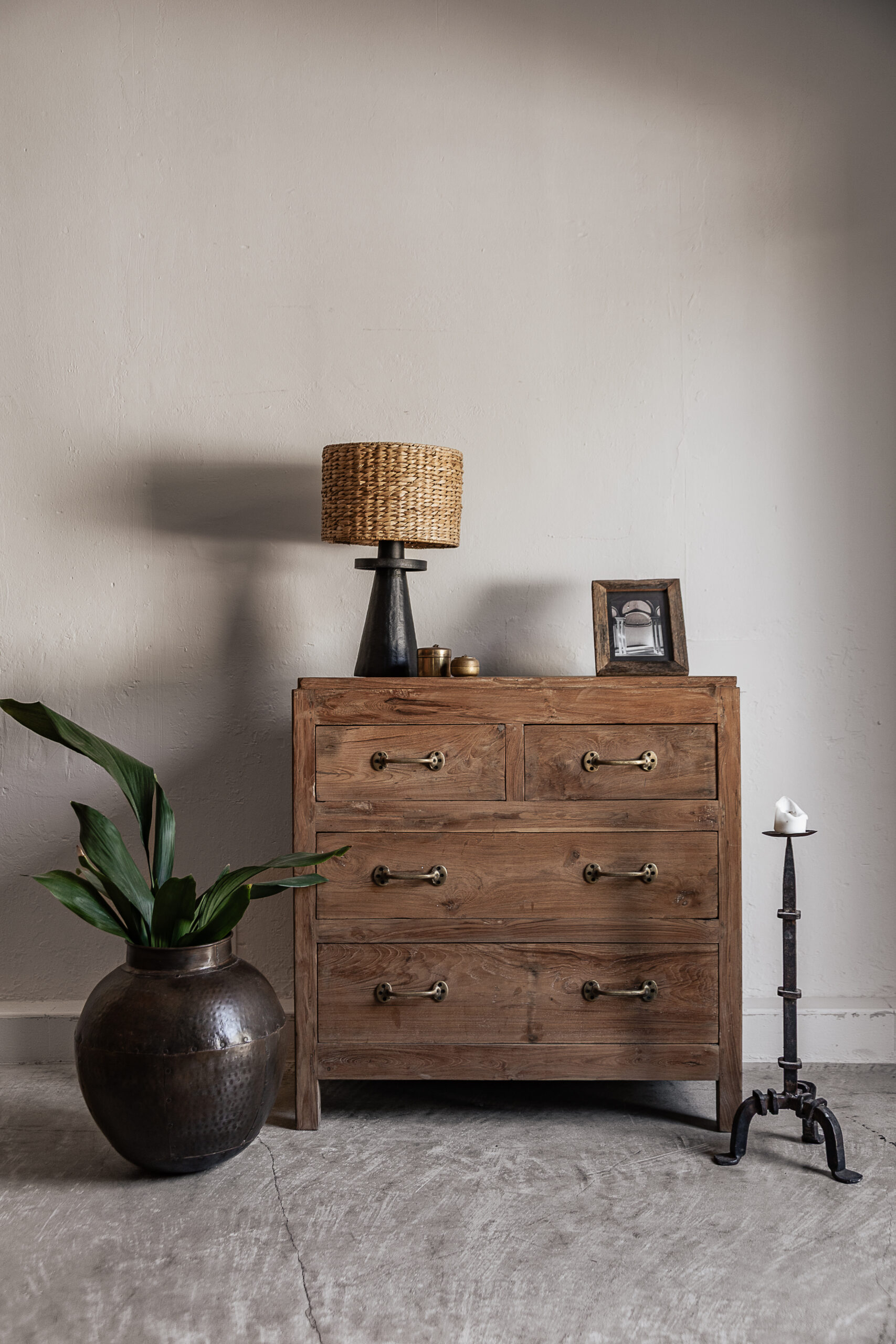 Vintage teak chest of drawers with four drawers and brass handles, natural warm grain finish — Soulosofie Mallorca