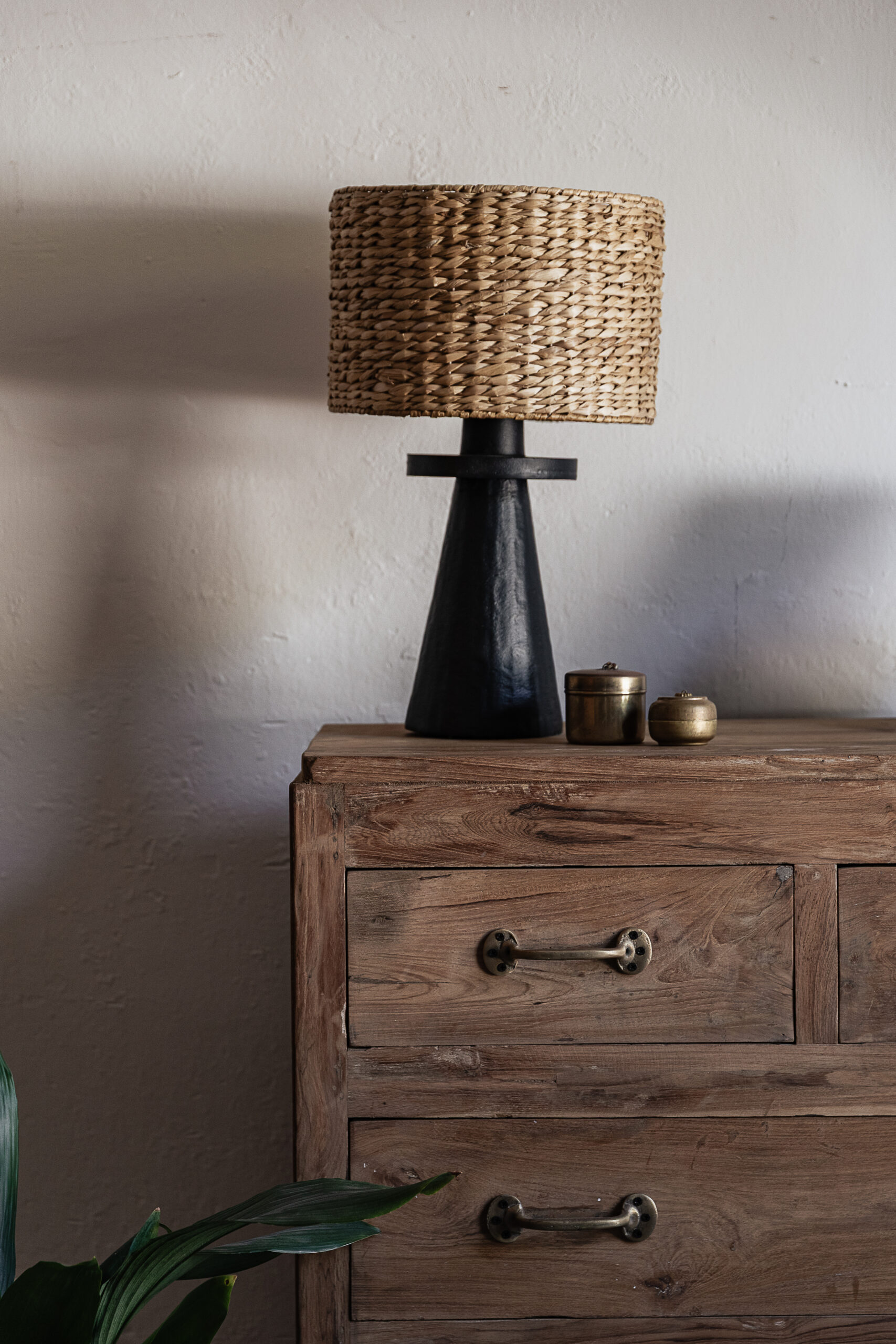 Vintage teak chest of drawers with four drawers and brass handles, natural warm grain finish — Soulosofie Mallorca