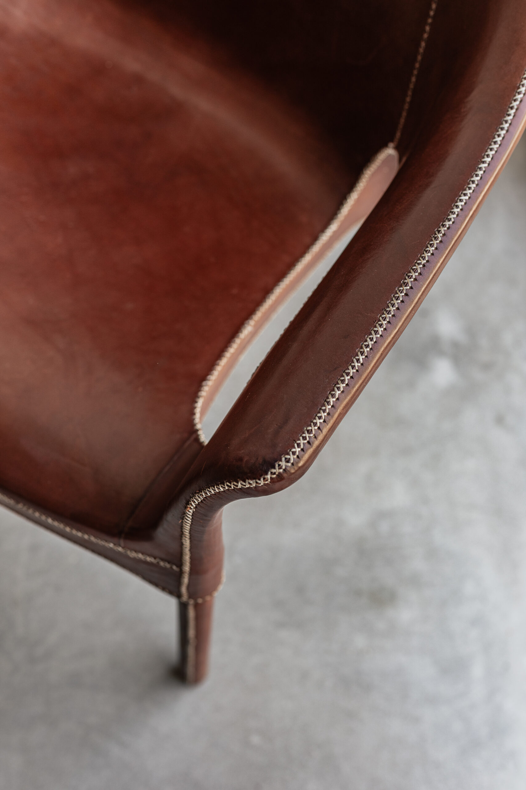 Handmade cognac leather armchair with sculptural cutout back and contrast stitching by Sol y Luna, Spain — Soulosofie Mallorca