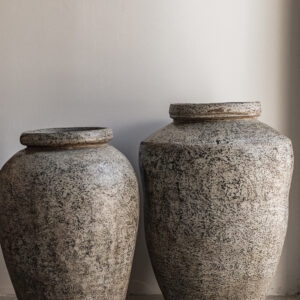 Pair of large vintage clay pots with speckled grey texture, ideal for outdoor use — Soulosofie Mallorca