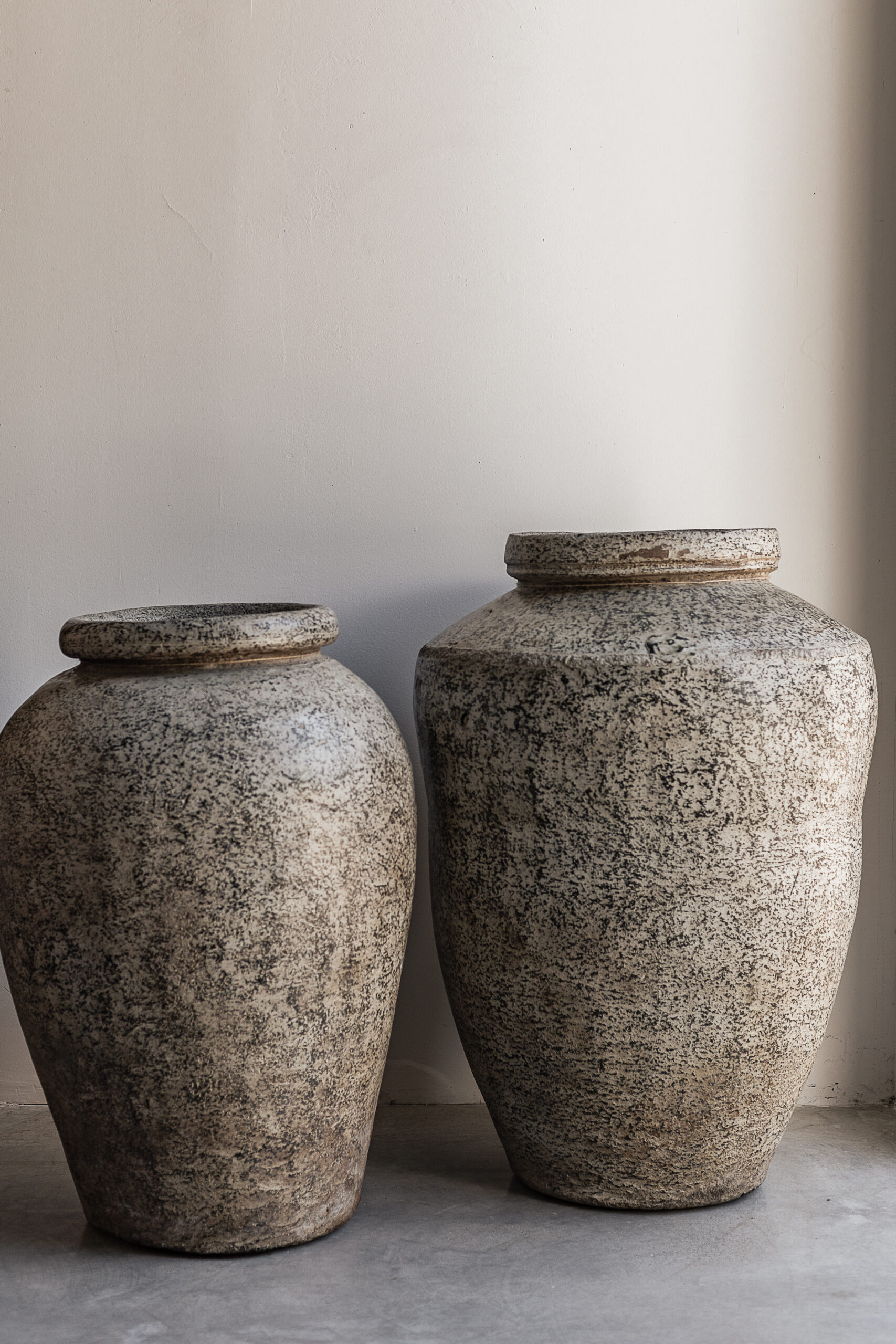 Pair of large vintage clay pots with speckled grey texture, ideal for outdoor use — Soulosofie Mallorca