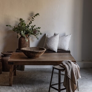 Vintage reclaimed wood sofa table 120cm with natural warm grain, styled with wooden bowl and embroidered cushions — Soulosofie Mallorca