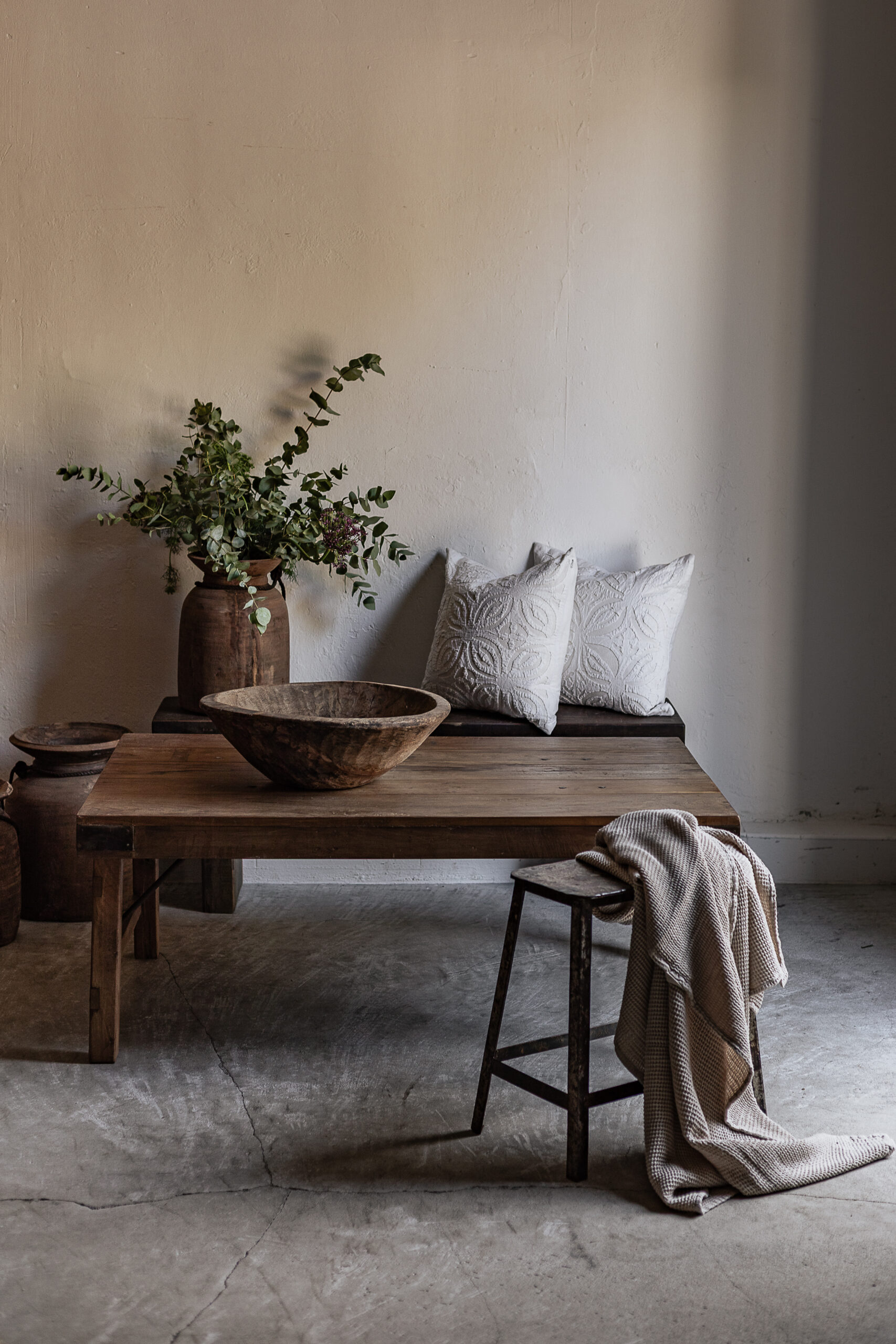 Vintage reclaimed wood sofa table 120cm with natural warm grain, styled with wooden bowl and embroidered cushions — Soulosofie Mallorca