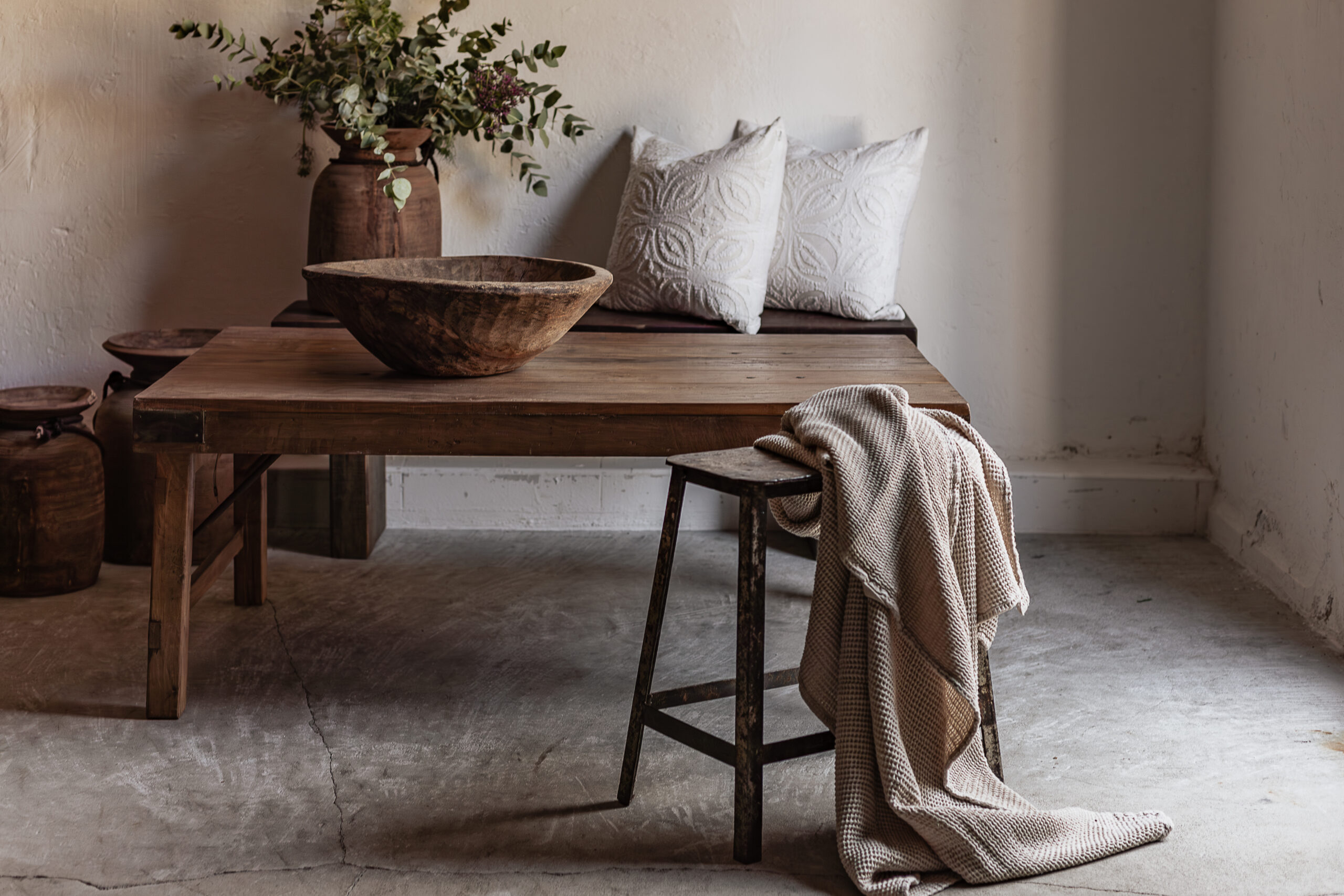 Vintage reclaimed wood sofa table 120cm with natural warm grain, styled with wooden bowl and embroidered cushions — Soulosofie Mallorca