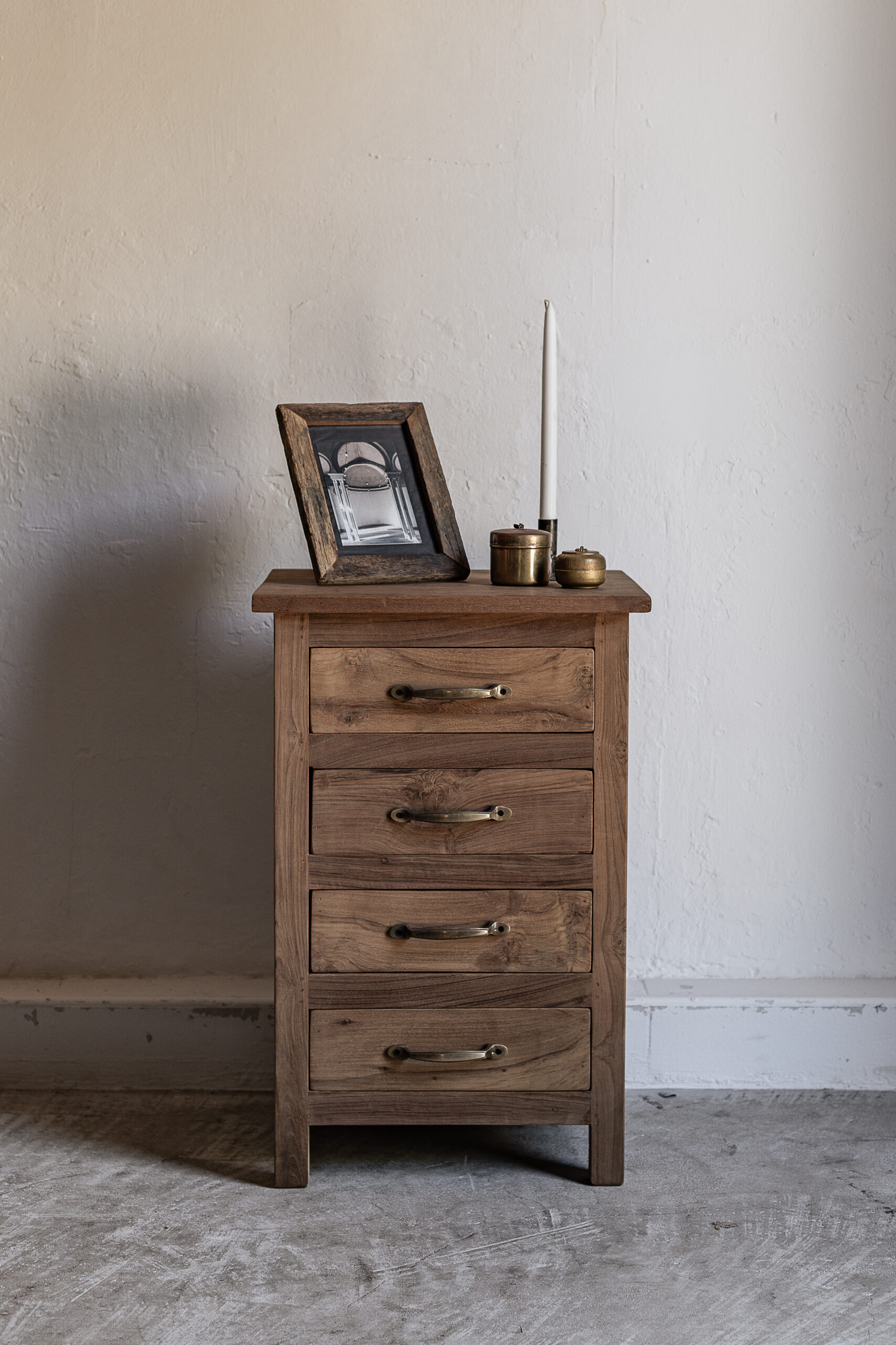 Vintage teak bedside chest with four drawers and antique brass handles, natural warm grain finish — Soulosofie Mallorca