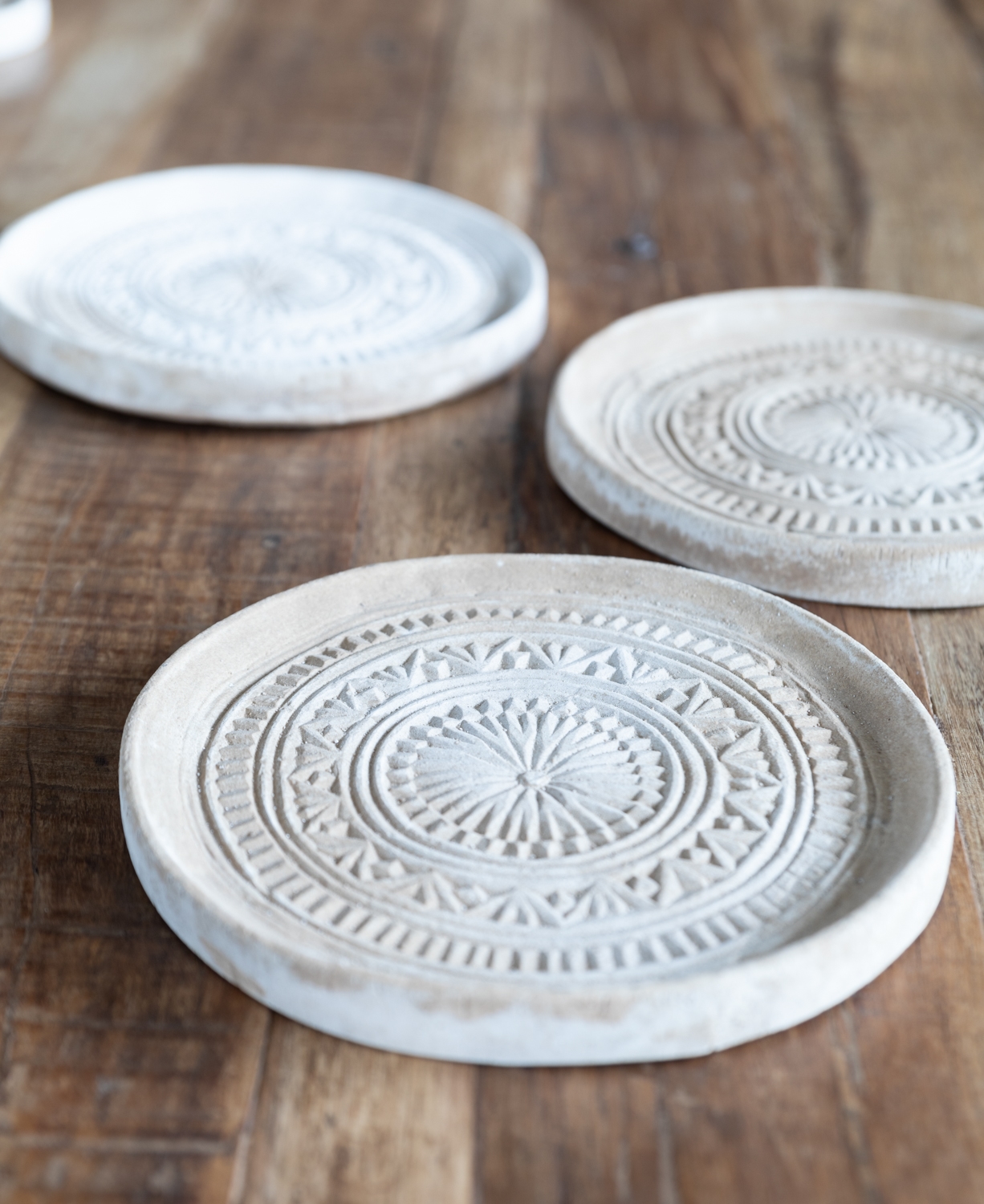 Carved terracotta plate 23 cm