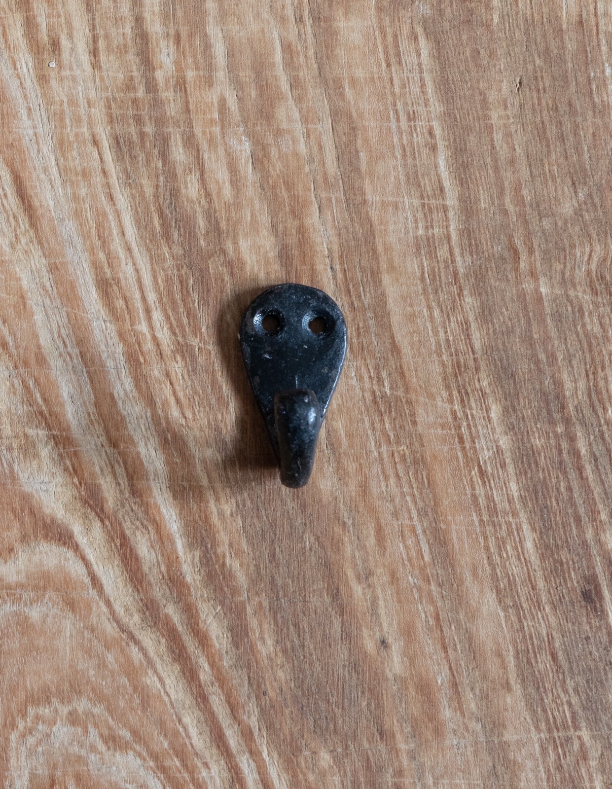 Single wall hook in iron